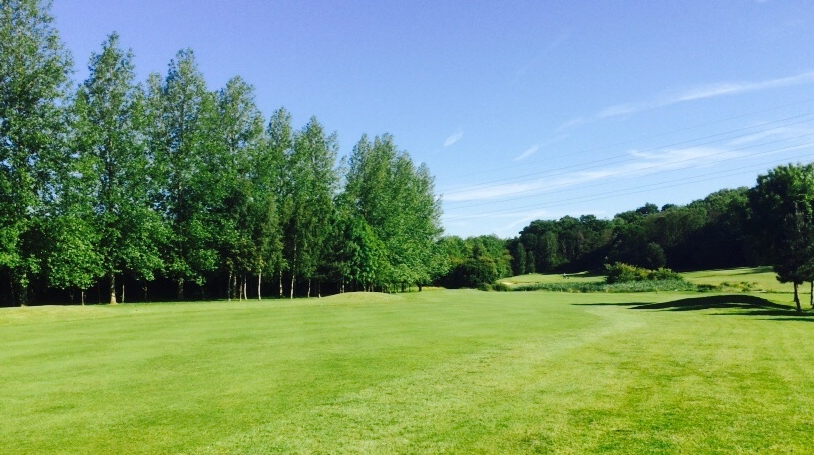 A stunning Par 4, with another approach over a lake to a large undulating green..!